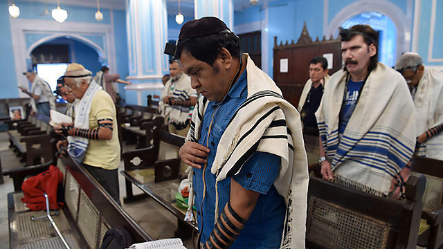 Mumbai Jews in prayer