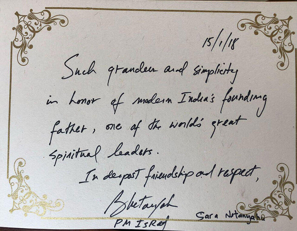 Netanyahu signs guestbook at Indian presidential palace
