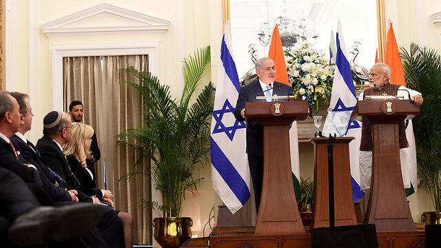 Netanyahu (L) and Modi