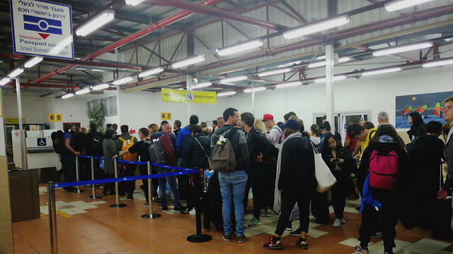 Паспортный контроль в аэропорту Увдаnullnull Паспортный контроль в аэропорту Увда