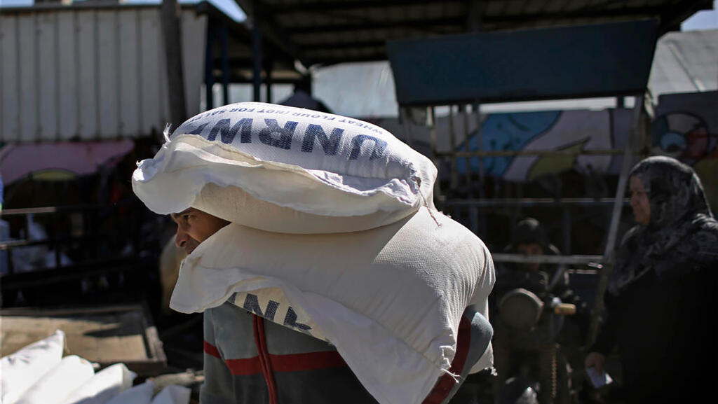 Мешки с продовольствием от UNRWA (Фото: AP) Мешки с продовольствием от UNRWA