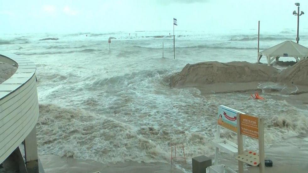 Пляж в Тель-Авиве. Лея Крупник