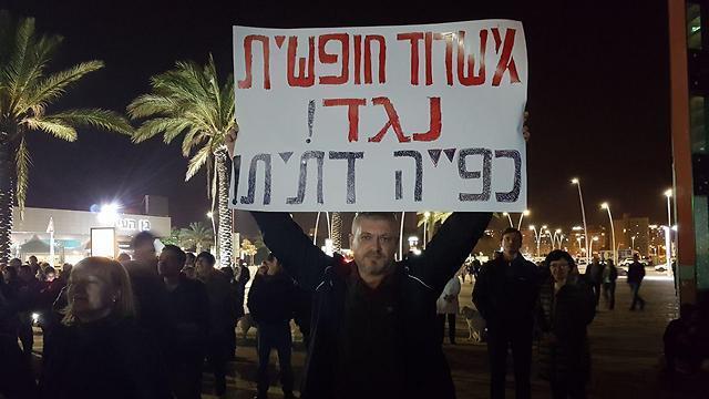 Демонстрация в Ашдоде против религиозного засилья, январь 2018 года. Фото: Матан Цури (צילום: מתן צורי) Демонстрация в Ашдоде против религиозного засилья, январь 2018 года. Фото: Матан Цури