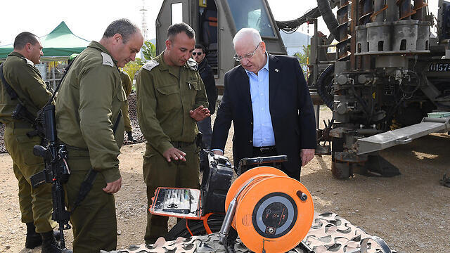 President Reuven Rivlin during briefing near Gaza (צילום: מארק ניימן / לע"מ) President Reuven Rivlin during briefing near Gaza