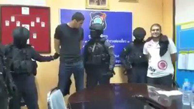 Эяль Бокель (слева) и Долев Зуарец в полицейском участке Бангкока