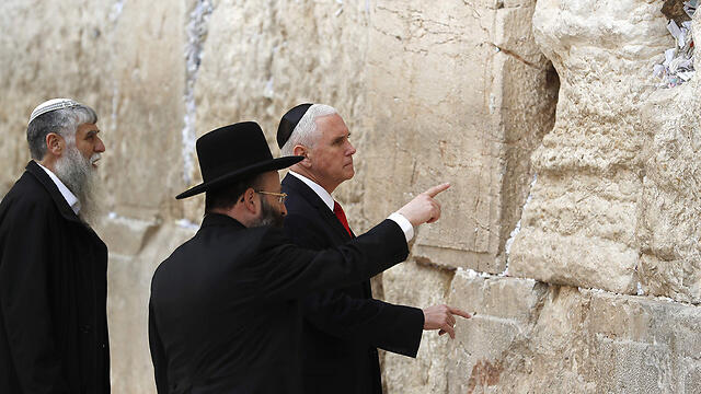 Майк Пенс и раввин Шмуэль Рабинович. Фото: AFP (צילום: AFP) Майк Пенс и раввин Шмуэль Рабинович. Фото: AFP