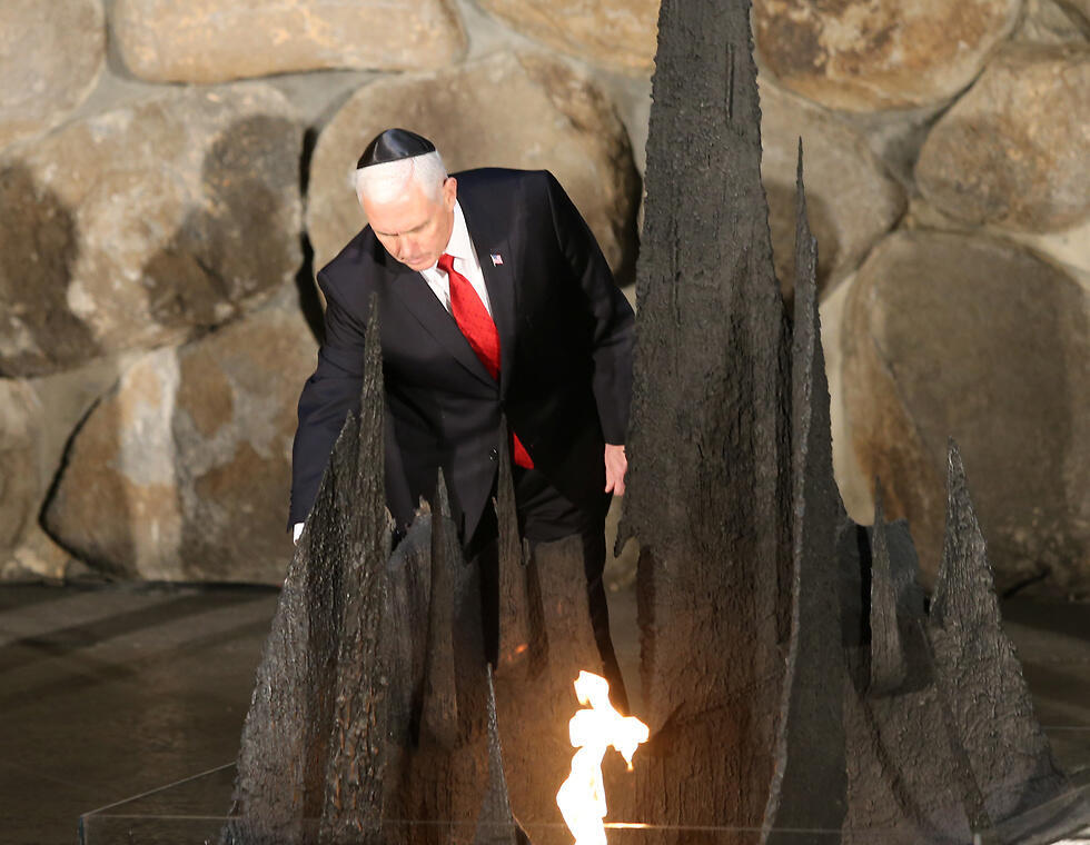 Майк Пенс в зале "Изкор". Фото: Алекс Коломойский (צילום: אלכס קולומויסקי) Майк Пенс в зале "Изкор". Фото: Алекс Коломойский