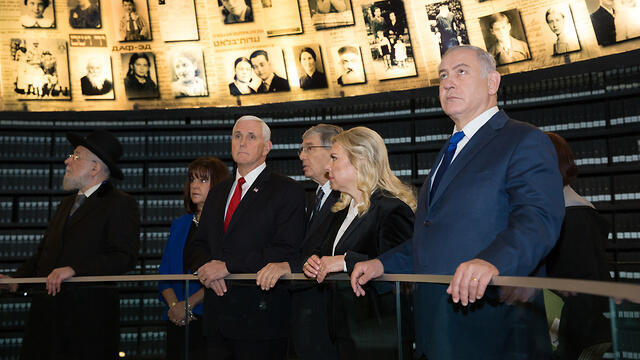 Vice President Pence (center), PM Netanyahu (R) and his wife Sara (2nd from right) in Yad Vashem (צילום: אלכס קולומויסקי) Vice President Pence (center), PM Netanyahu (R) and his wife Sara (2nd from right) in Yad Vashem