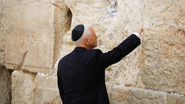 Майк Пенс у Стены плача. Фото: MCT (צילום: MCT) Майк Пенс у Стены плача. Фото: MCT