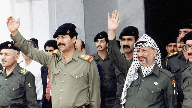 Arafat (R) said he had no choice but support Saddam Hussein in the first Gulf War (צילום: gettyimages) Arafat (R) said he had no choice but support Saddam Hussein in the first Gulf War