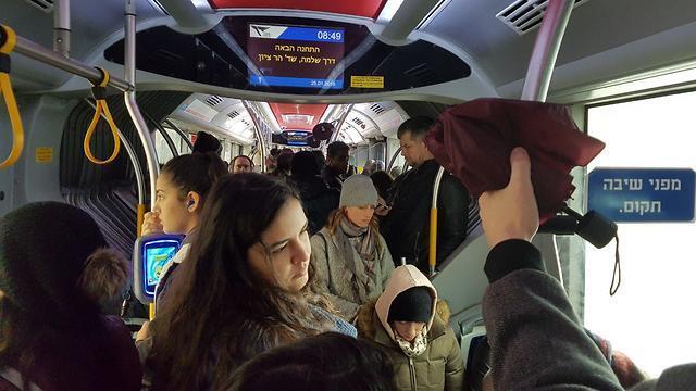Переполненный автобус в Рамат-Гане. Фото: Асаф Загизак (צילום: אסף זגריזק) Переполненный автобус в Рамат-Гане. Фото: Асаф Загизак