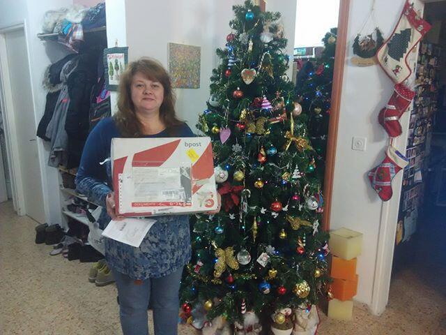 Наталья Семенова с полученной через 5 месяцев посылкой. Фото из личного архива (Из личного архива) Наталья Семенова с полученной через 5 месяцев посылкой. Фото из личного архива