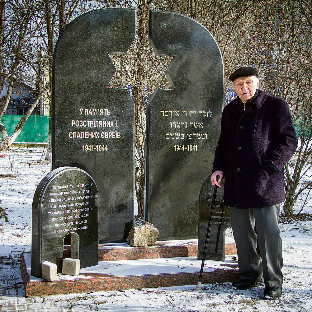 Mishka Zaslavsky at the monument for Odessa's Jews