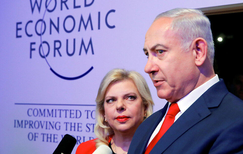 Prime Minister Netanyahu, right, with wife Sara (צילום: רויטרס) Prime Minister Netanyahu, right, with wife Sara