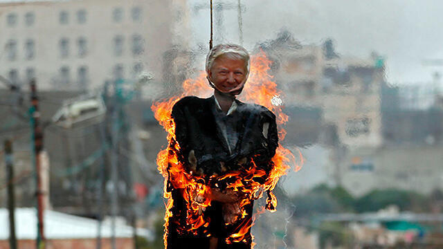 "Палестинцы жгут Трампа" - с этим проблем у правозащитников нет. Фото: AFP