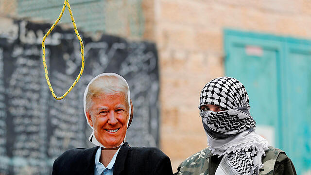 Символическая казнь Трампа в лагере палестинcких беженцев. Фото: AFP