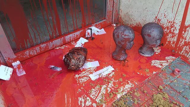Акция протеста против высылки нелегалов: оторванные головы манекенов и красная краска на входе в здание Управления иммиграции в Тель-Авиве. Фото: Итай Блюменталь