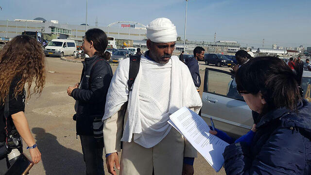 A migrant receiving notification of forthcoming expulsion