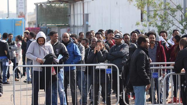 Нелегалы получают указы о депортации около офиса иммиграционного управления. Фото: Моти Кимхи