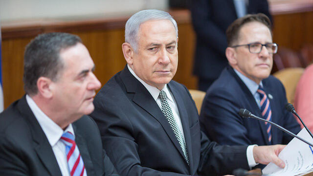 PM Netanyahu (center) asked the government to examine Minister Katz (L)'s plan to construct an artificial island off the Gaza coast