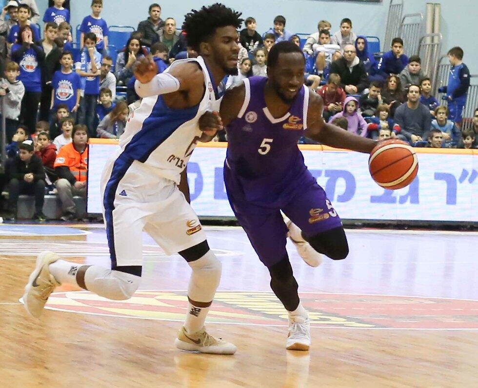 Герцлия против Нагарии. Фото: Реувен Шварц (צילום: ראובן שוורץ) Герцлия против Нагарии. Фото: Реувен Шварц