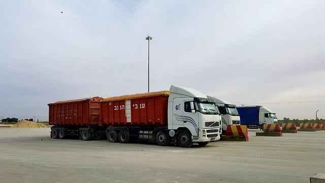 Fewer and fewer trucks carrying goods pass through the Kerem Shalom crossing