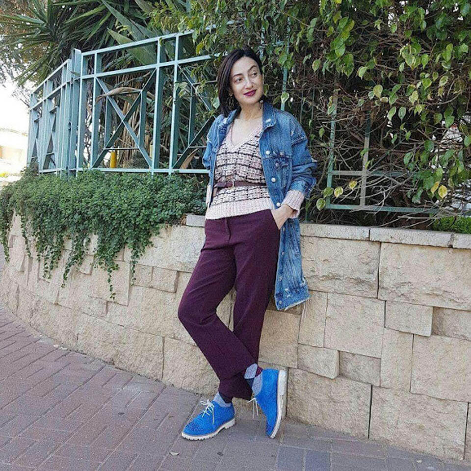 Татьяна Акопова демонстрирует: базовая куртка-джинсовка, базовый джемпер с V-образным вырезом, базовые укороченные брюки (Фото предоставлено автором) Татьяна Акопова демонстрирует: базовая куртка-джинсовка, базовый джемпер с V-образным вырезом, базовые укороченные брюки