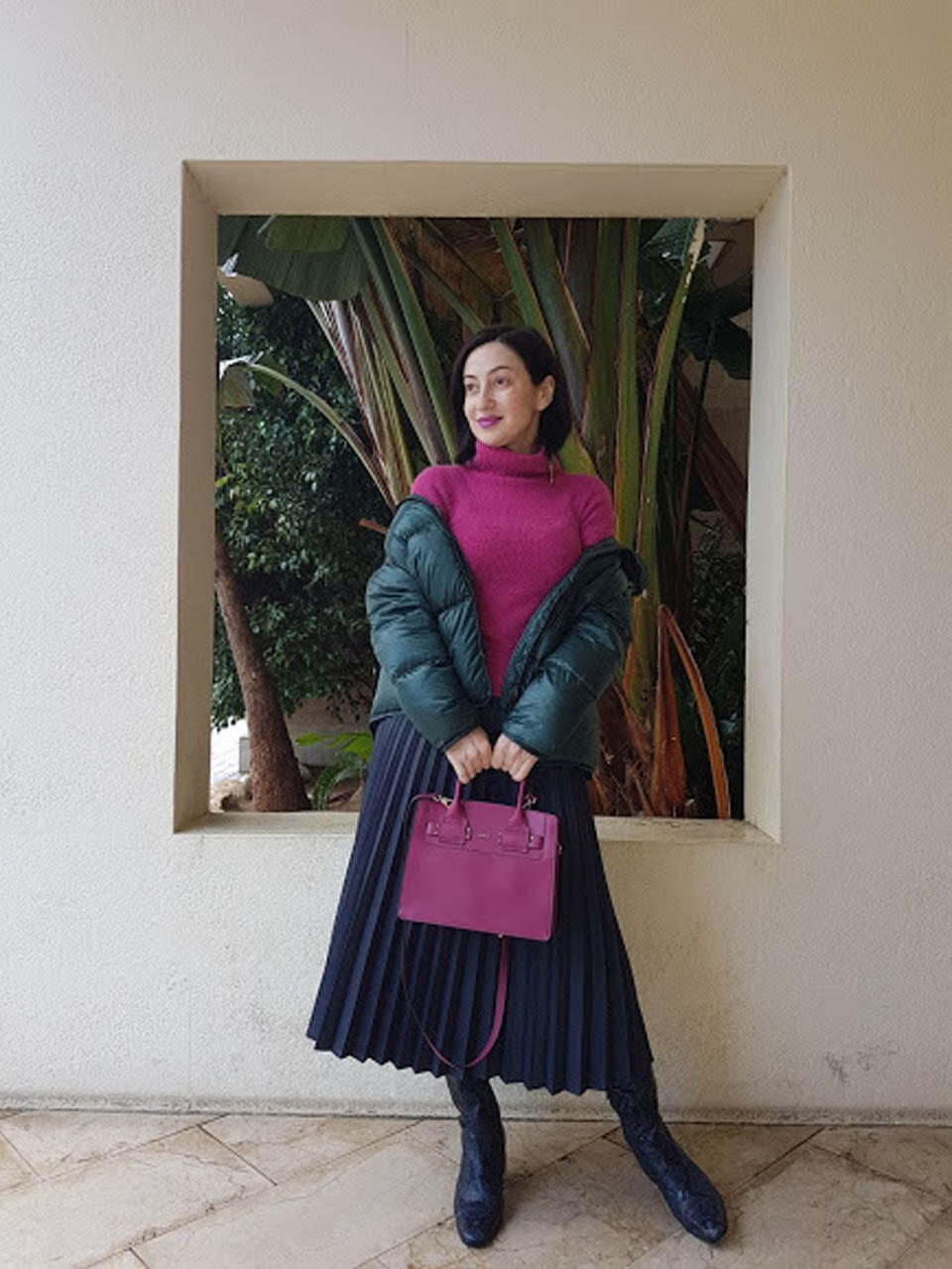 Базовая юбка плиссе, базовый пуховик, базовые сапоги, базовый джемпер-водолазка, базовая сумка (Фото предоставлено автором) Базовая юбка плиссе, базовый пуховик, базовые сапоги, базовый джемпер-водолазка, базовая сумка