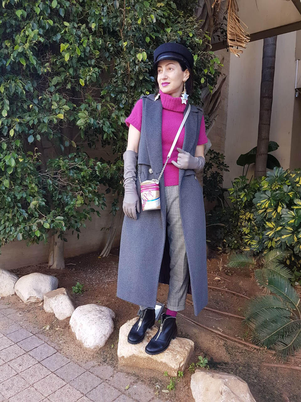 Базовое пальто-жилет, базовые укороченные брюки, базовый джемпер, стильные перчатки, стильный картуз, стильные ботинки, модная сумочка-бочонок (Фото предоставлено автором) Базовое пальто-жилет, базовые укороченные брюки, базовый джемпер, стильные перчатки, стильный картуз, стильные ботинки, модная сумочка-бочонок