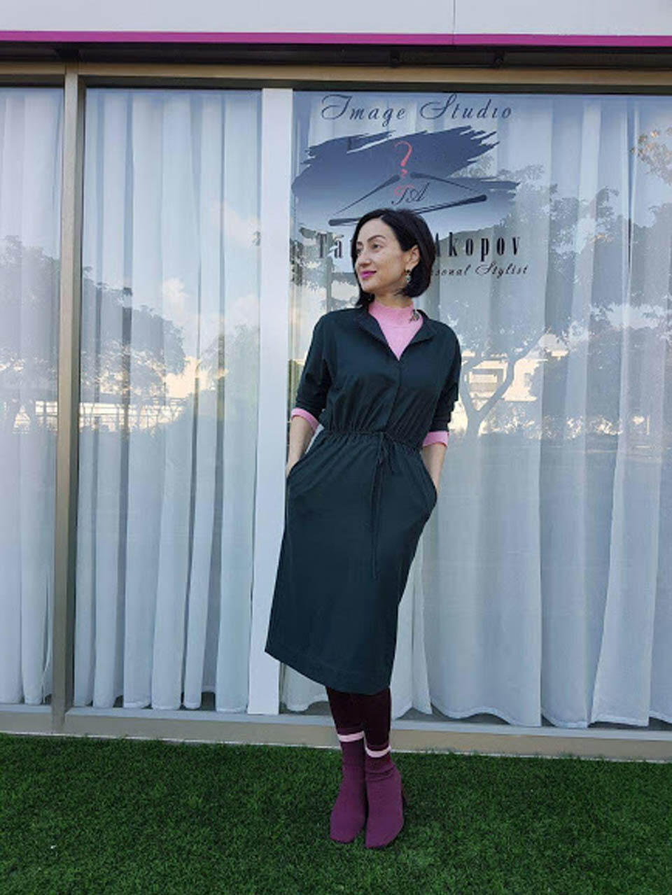 Базовое платье-рубашка, базовая водолазка, модные ботильоны-чулки (Фото предоставлено автором) Базовое платье-рубашка, базовая водолазка, модные ботильоны-чулки