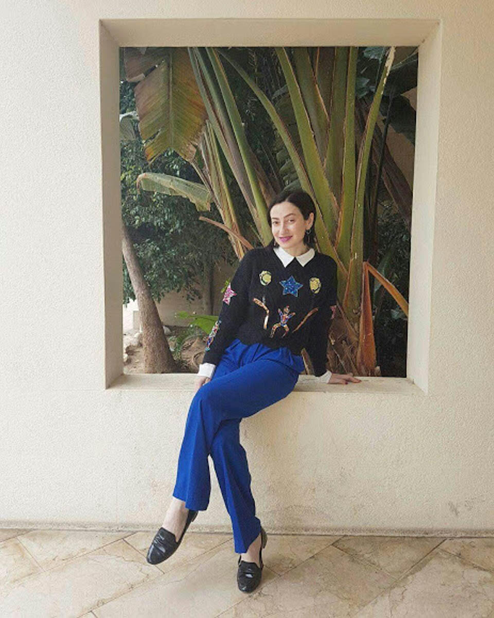 Базовые брюки палаццо, базовые лоуферы, базовая блуза-рубашка, модный джемпер (Фото предоставлено автором) Базовые брюки палаццо, базовые лоуферы, базовая блуза-рубашка, модный джемпер