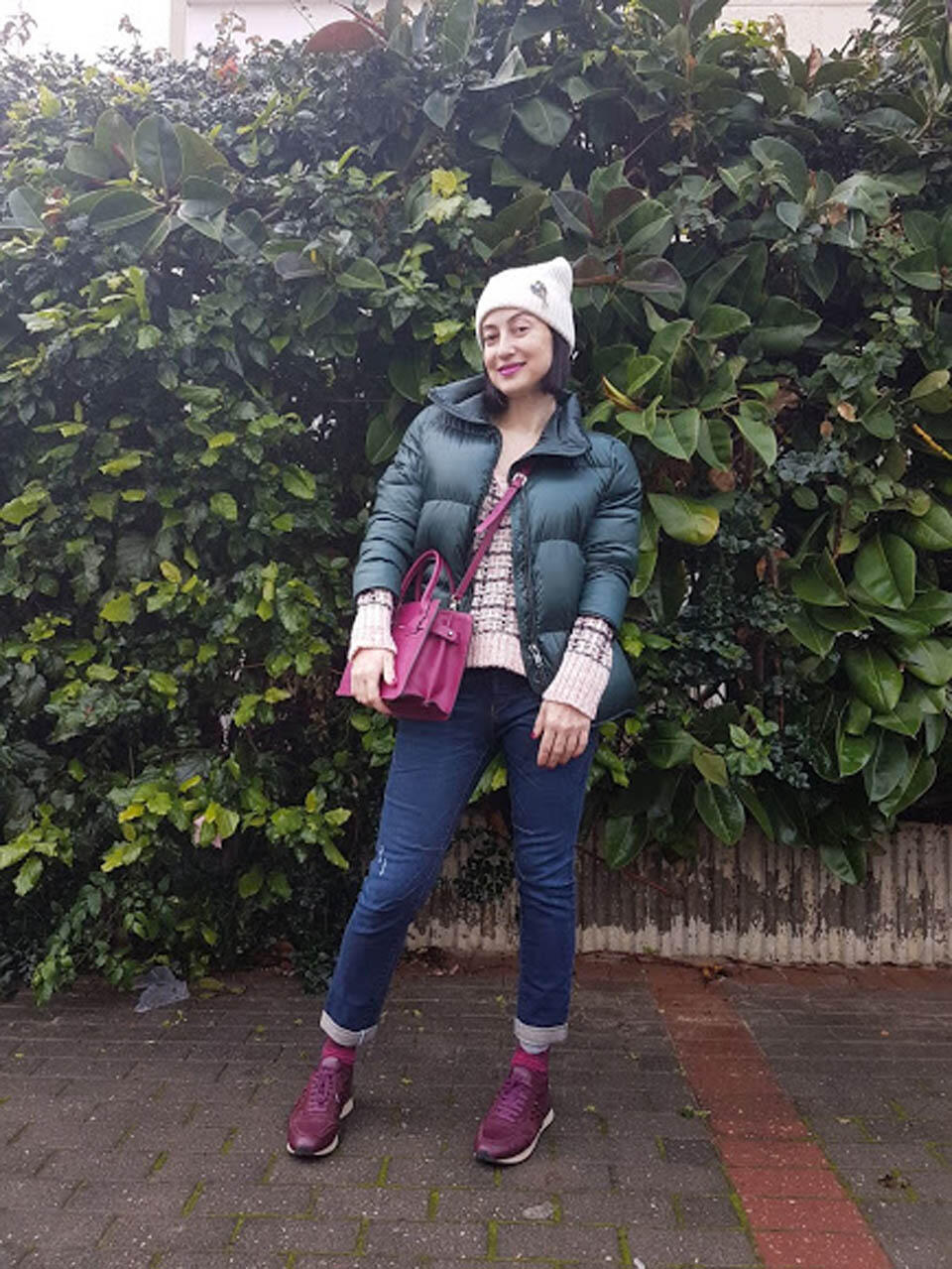 Базовая куртка-пуховик, базовый джемпер, базовая шапочка-бинни, базовые джинсы, базовая сумка, базовые кроссовки (Фото предоставлено автором) Базовая куртка-пуховик, базовый джемпер, базовая шапочка-бинни, базовые джинсы, базовая сумка, базовые кроссовки