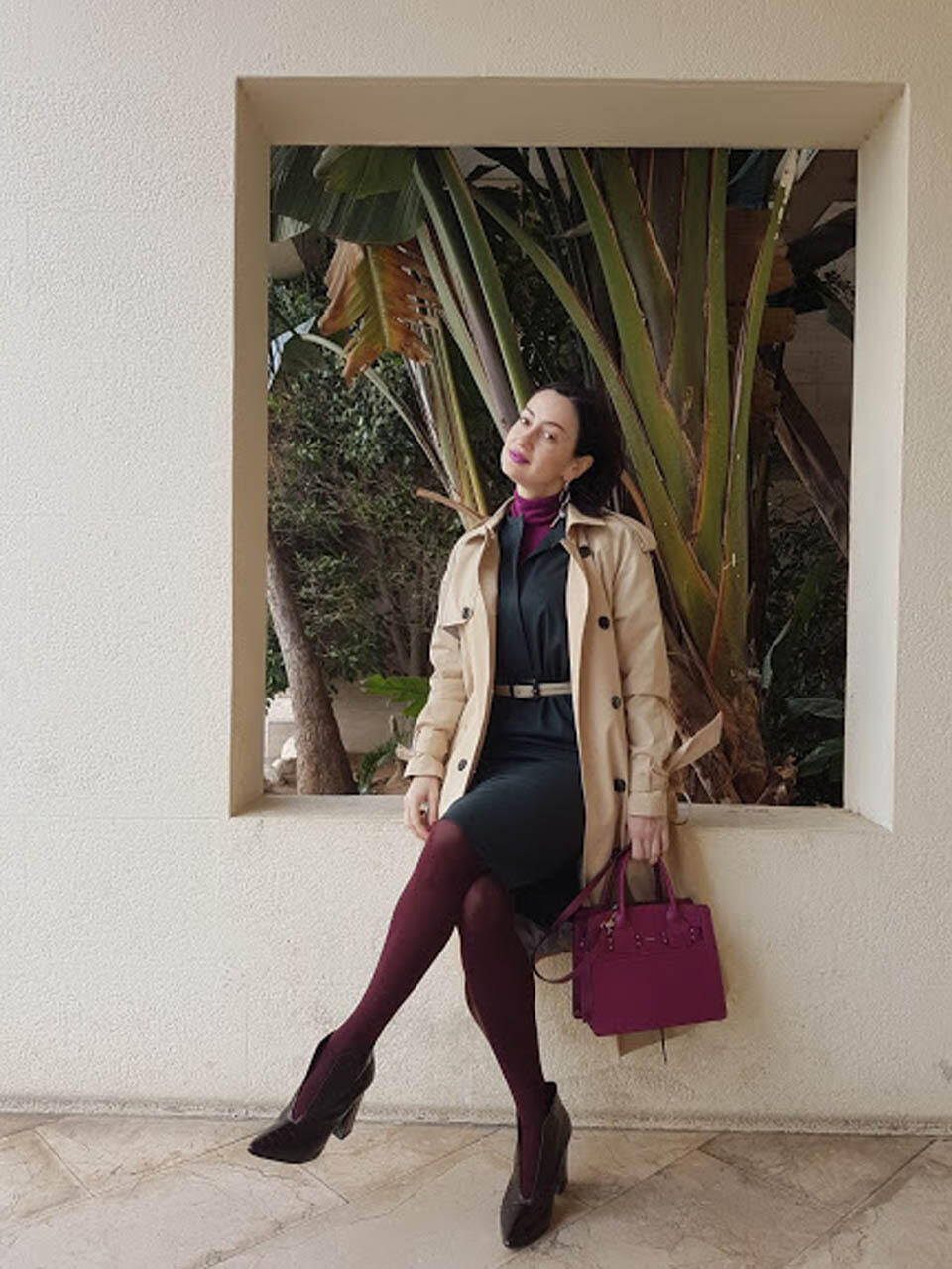 Базовый тренч (плащ), базовое платье-рубашка, базовая сумка, модные ботильоны (Фото предоставлено автором) Базовый тренч (плащ), базовое платье-рубашка, базовая сумка, модные ботильоны