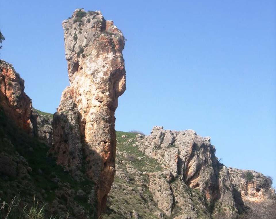 Одинокая скала "Столб" ("Амуд"), давшая название ручью (Фото: Леон Левитас) Одинокая скала "Столб" ("Амуд"), давшая название ручью