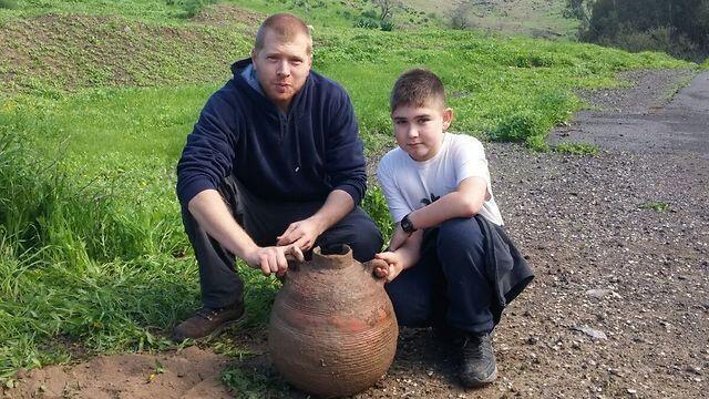 Эйдан Авидор и его племянник Йотам с извлеченным из земли кувшином. Фото: Шмуэль Армон (צילום: שמואליק ערמון ) Эйдан Авидор и его племянник Йотам с извлеченным из земли кувшином. Фото: Шмуэль Армон