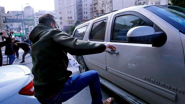 Нападение на автомобиль консульства США. Фото: AFP