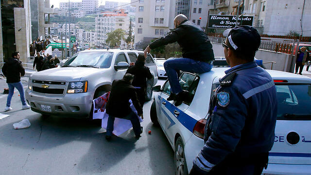 Палестинская полиция пытается разогнать участников антиамеркианской акции в Бейт-Лехеме. Фото: AFP