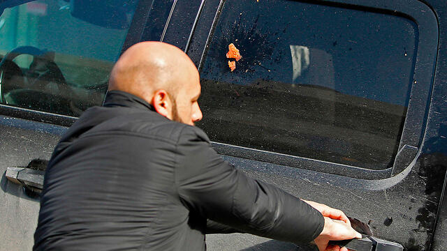 Попытка взлома американского автомобиля. Фото: AFP