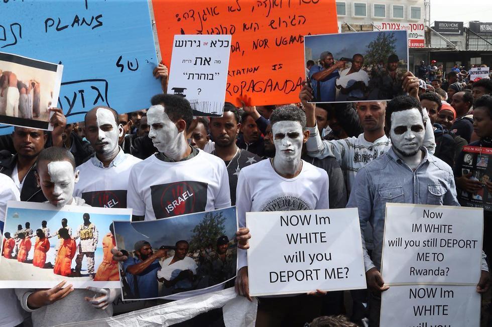 Демонстрация африканских нелегалов в Израиле. Фото: Моти Кимхи (צילום: מוטי קמחי) Демонстрация африканских нелегалов в Израиле. Фото: Моти Кимхи