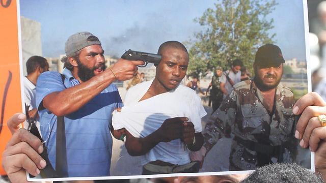 Плакат на демонстрации нелегалов в Герцлии-Питуах. Фото: Моти Кимхи