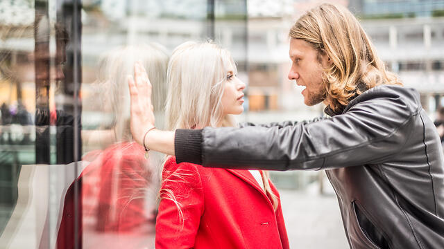 זוג זוגיות אלימות כעס ריב ריבים (צילום: Shutterstock) זוג זוגיות אלימות כעס ריב ריבים