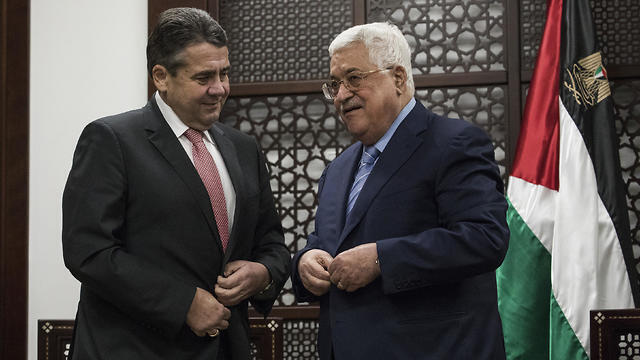 Foreign Minister Gabriel (L) later met with PA President Abbas