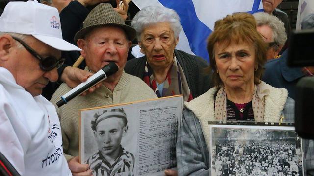 Polish Holocaust survivors outside the Polish Embassy in Tel Aviv