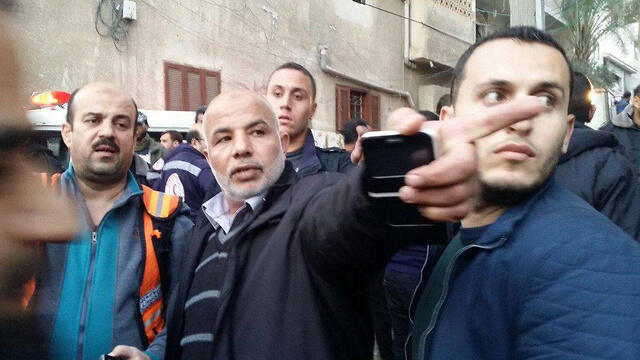 Начальник службы безопасности сектора Газа Тауфик Абу-Наим (в центре) на месте взрываnullnull Начальник службы безопасности сектора Газа Тауфик Абу-Наим (в центре) на месте взрыва