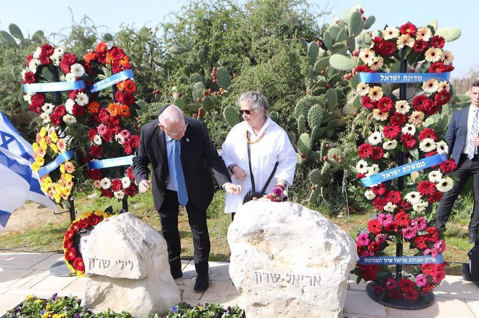 President Rivlin and wife Nechama place stones on Sharon's tombstone (צילום: מוטי קמחי) President Rivlin and wife Nechama place stones on Sharon's tombstone