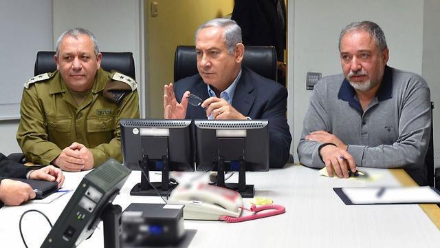 Netanyahu, center, with IDF chief Eisenkot, left, and Defense Minister Lieberman, holding a situation assessment after the incident (צילום: אריאל חרמוני, משרד הביטחון) Netanyahu, center, with IDF chief Eisenkot, left, and Defense Minister Lieberman, holding a situation assessment after the incident