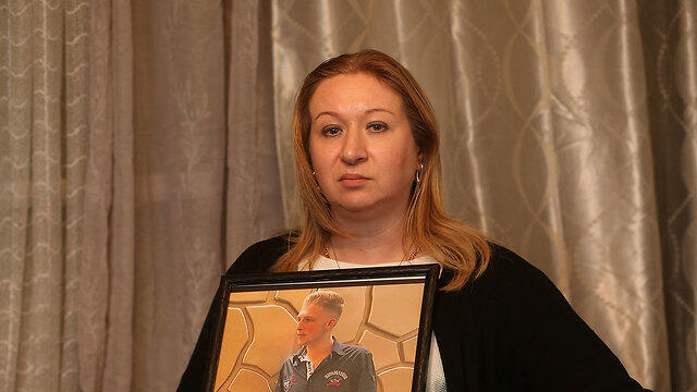 Диана, мама Даниэля, с портретом сына. Фото: Эльад Гершгорн (צילום: אלעד גרשגורן) Диана, мама Даниэля, с портретом сына. Фото: Эльад Гершгорн