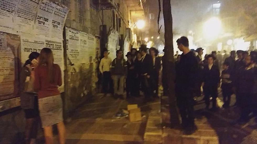 The two young women were accosted by dozens of Haredi youths (צילום: דוד פרלמוטר) The two young women were accosted by dozens of Haredi youths