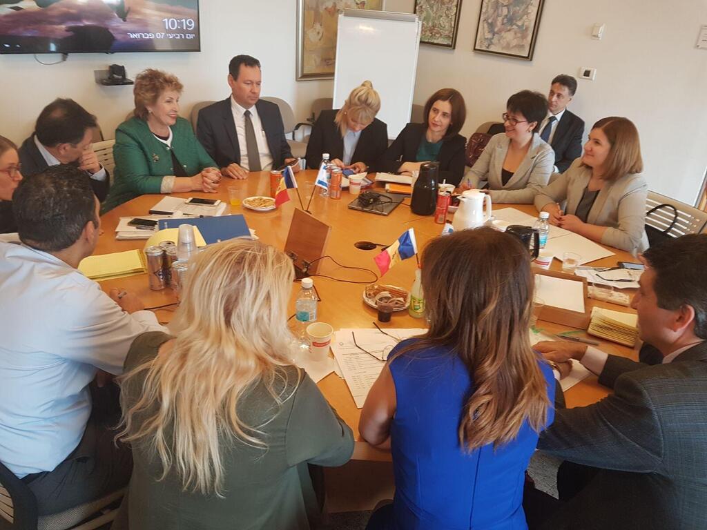 Во время переговоров. Фото: пресс-служба министерства алии