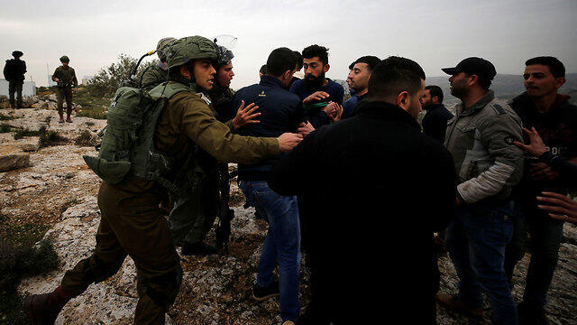 Palestinians clash with IDF soldiers in the territories. Constant friction (צילום: רויטרס) Palestinians clash with IDF soldiers in the territories. Constant friction